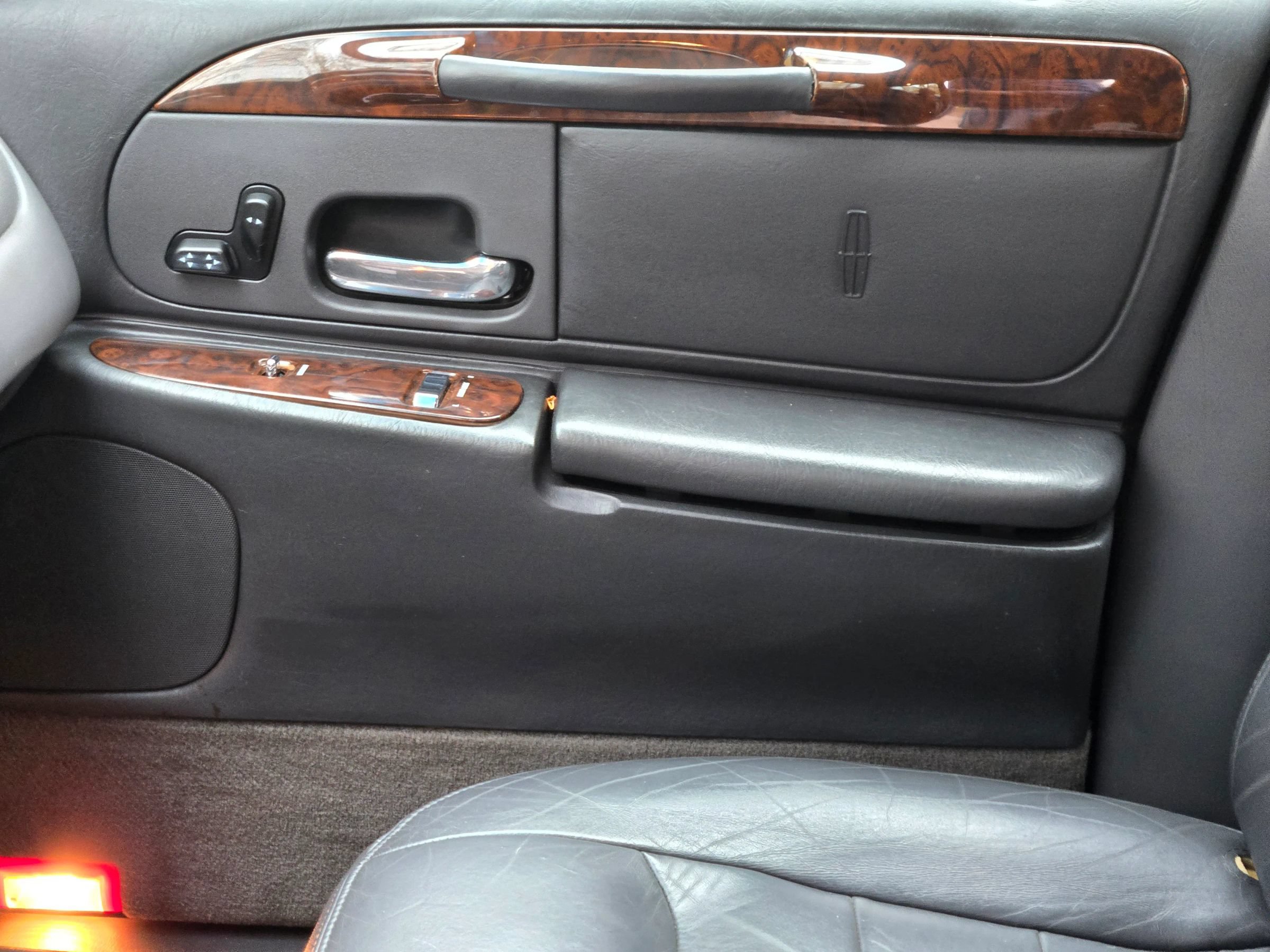 Used 2000 Lincoln Town Car Executive RWD image 26