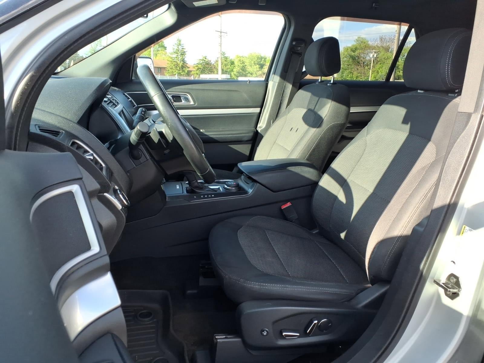 Used 2017 Ford Explorer XLT w/ Equipment Group 201A AWD/4WD image 5