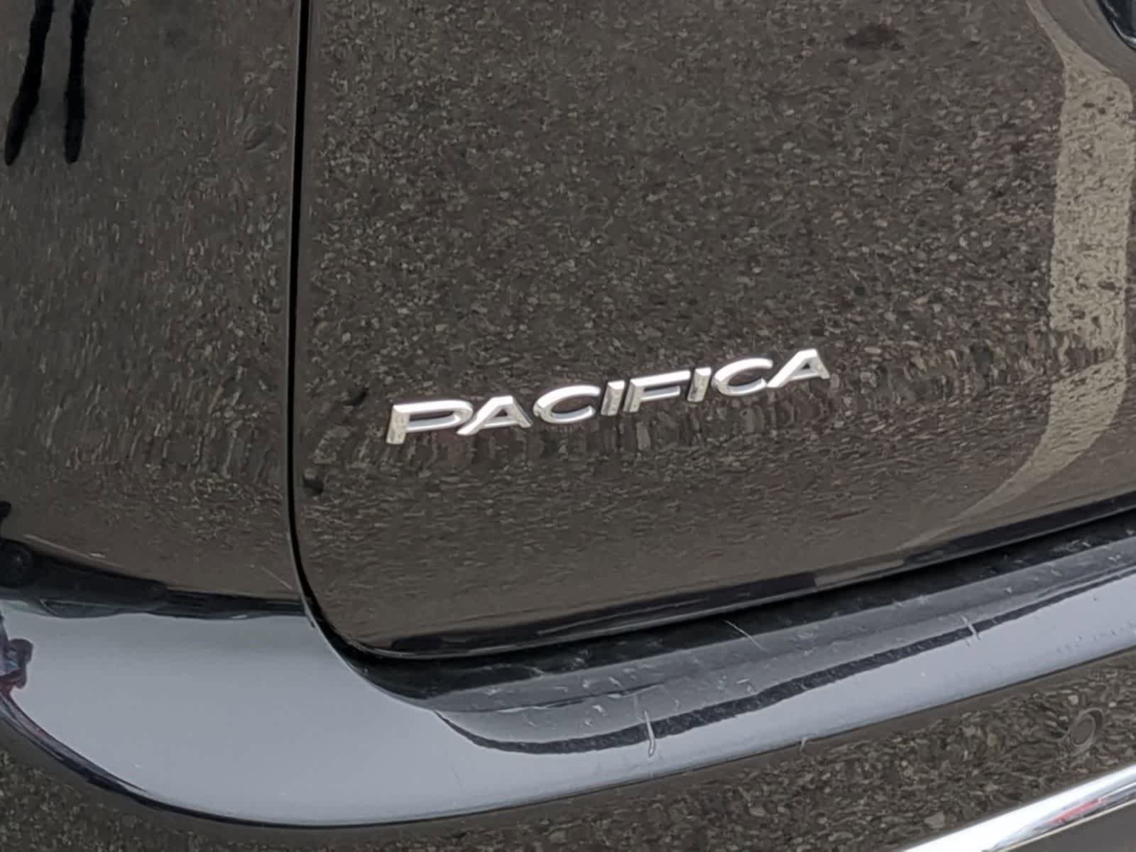 Used 2024 Chrysler Pacifica Touring-L FWD image 13