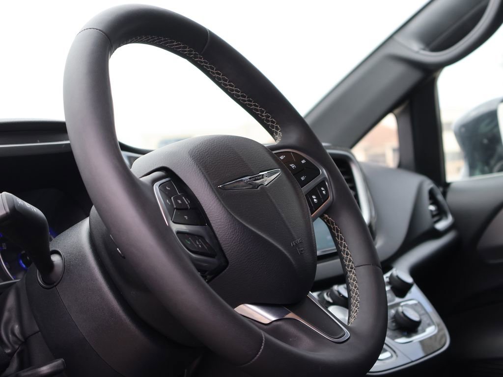 Used 2025 Chrysler Pacifica Select FWD image 24