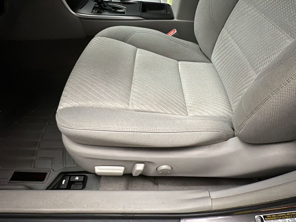 Used 2016 Toyota Camry LE image 9