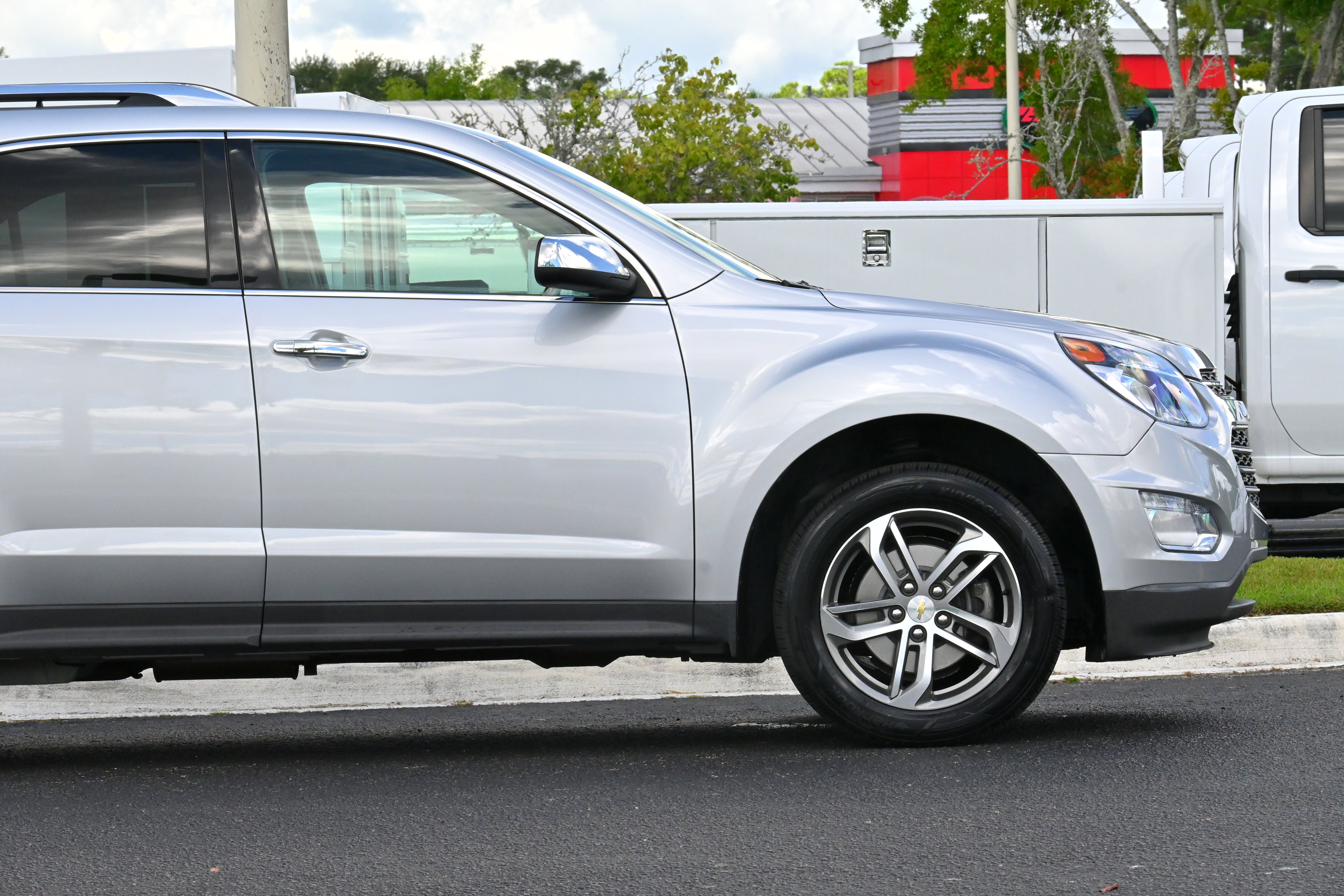 Used 2017 Chevrolet Equinox Premier w/ Enhanced Convenience Package image 6