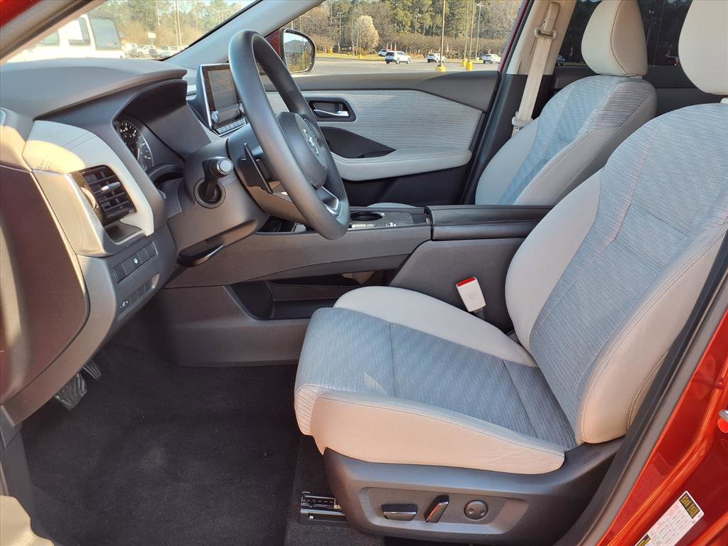Used 2021 Nissan Rogue SV image 3