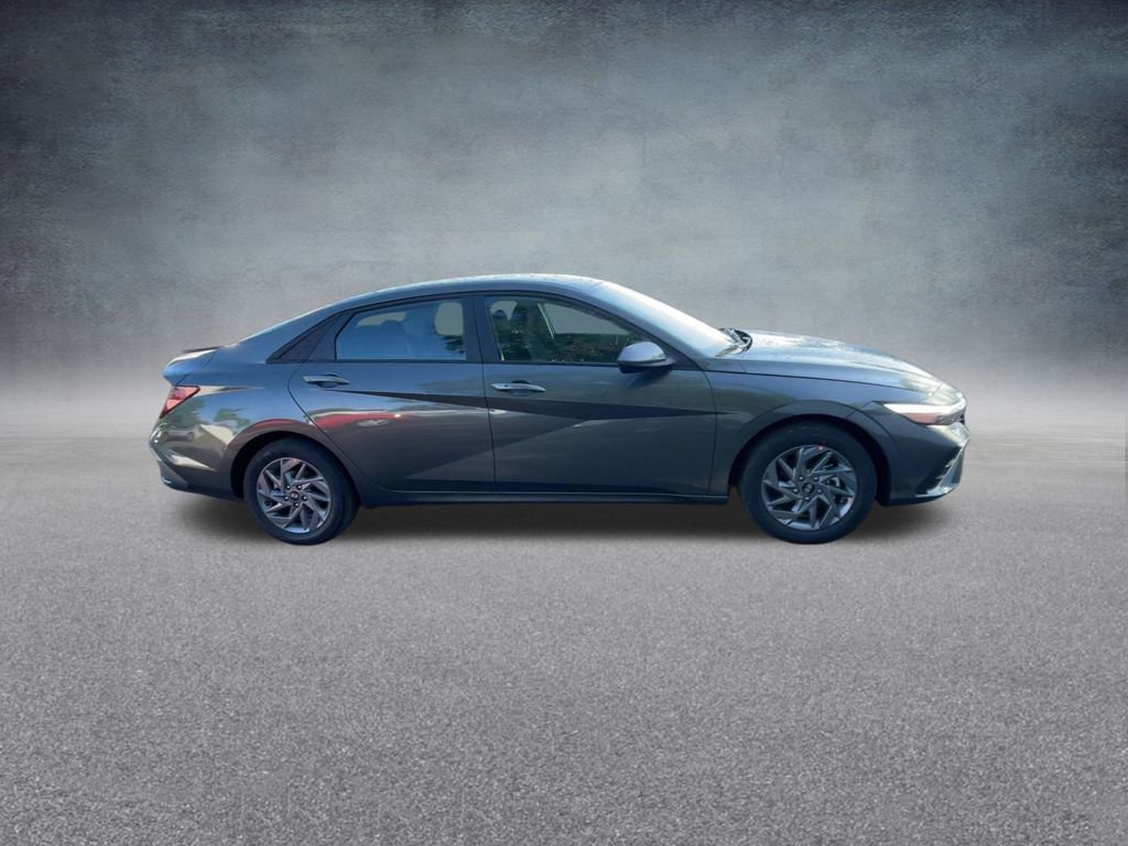 Used 2025 Hyundai Elantra Blue image 26