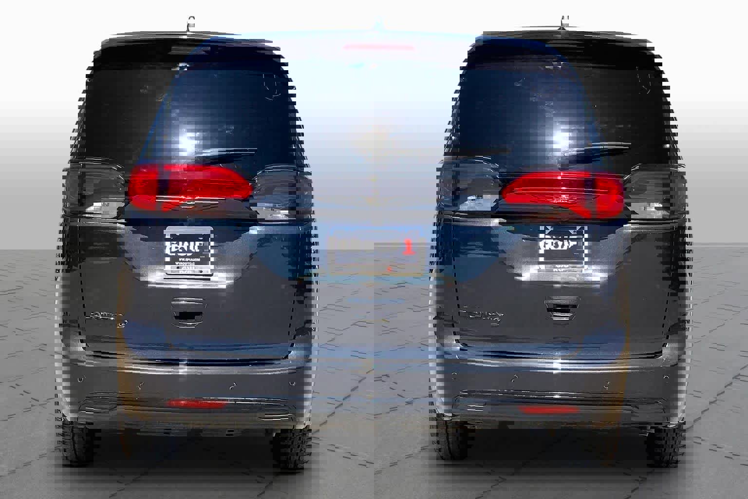 Used 2020 Chrysler Pacifica Touring w/ S Appearance Package FWD image 4