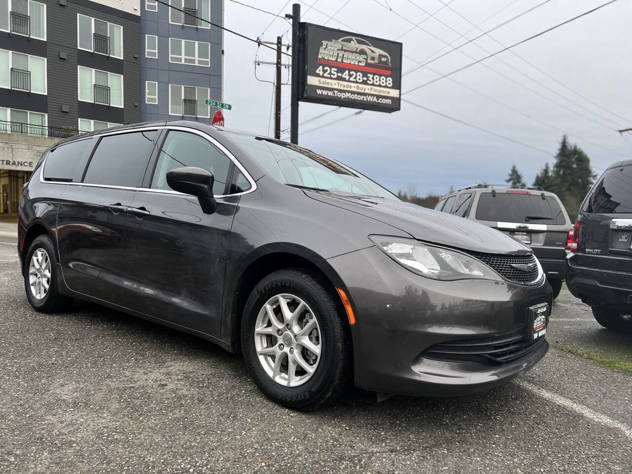 Used 2017 Chrysler Pacifica Touring image 3