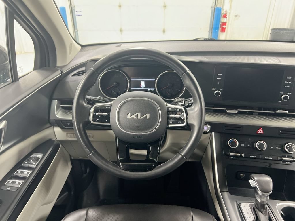 Used 2023 Kia Carnival LX FWD image 11