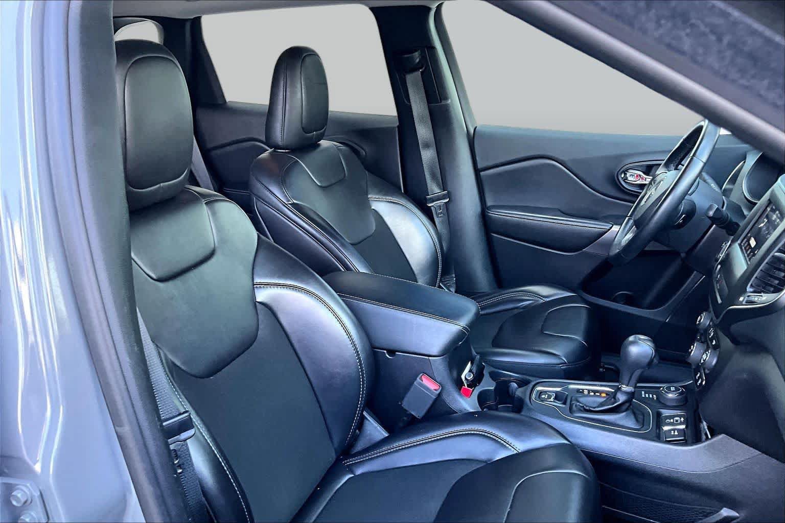 Used 2019 Jeep Cherokee Latitude Plus AWD/4WD image 9