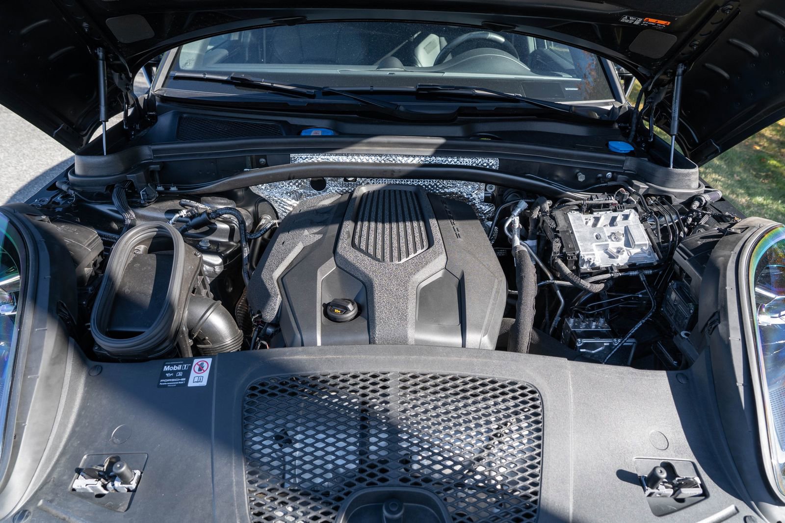 Certified 2025 Porsche Macan image 17