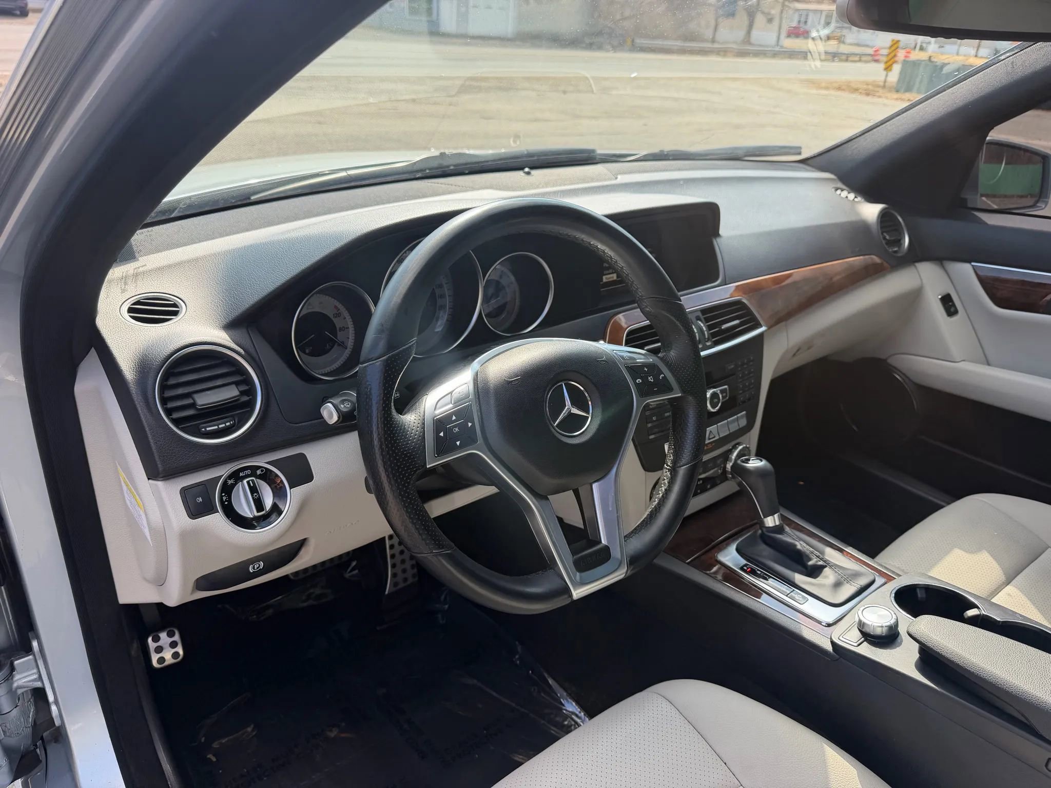 Used 2013 Mercedes-Benz C 250 Sedan image 24
