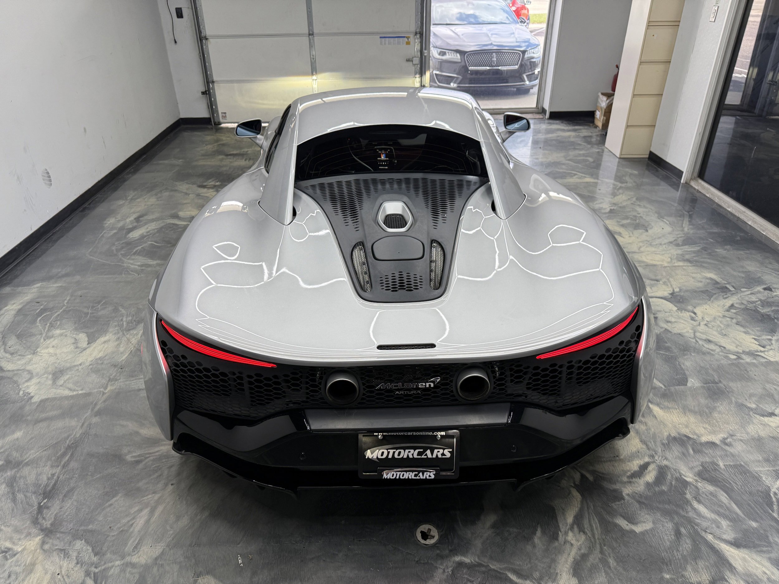 Used 2023 McLaren Artura RWD image 5