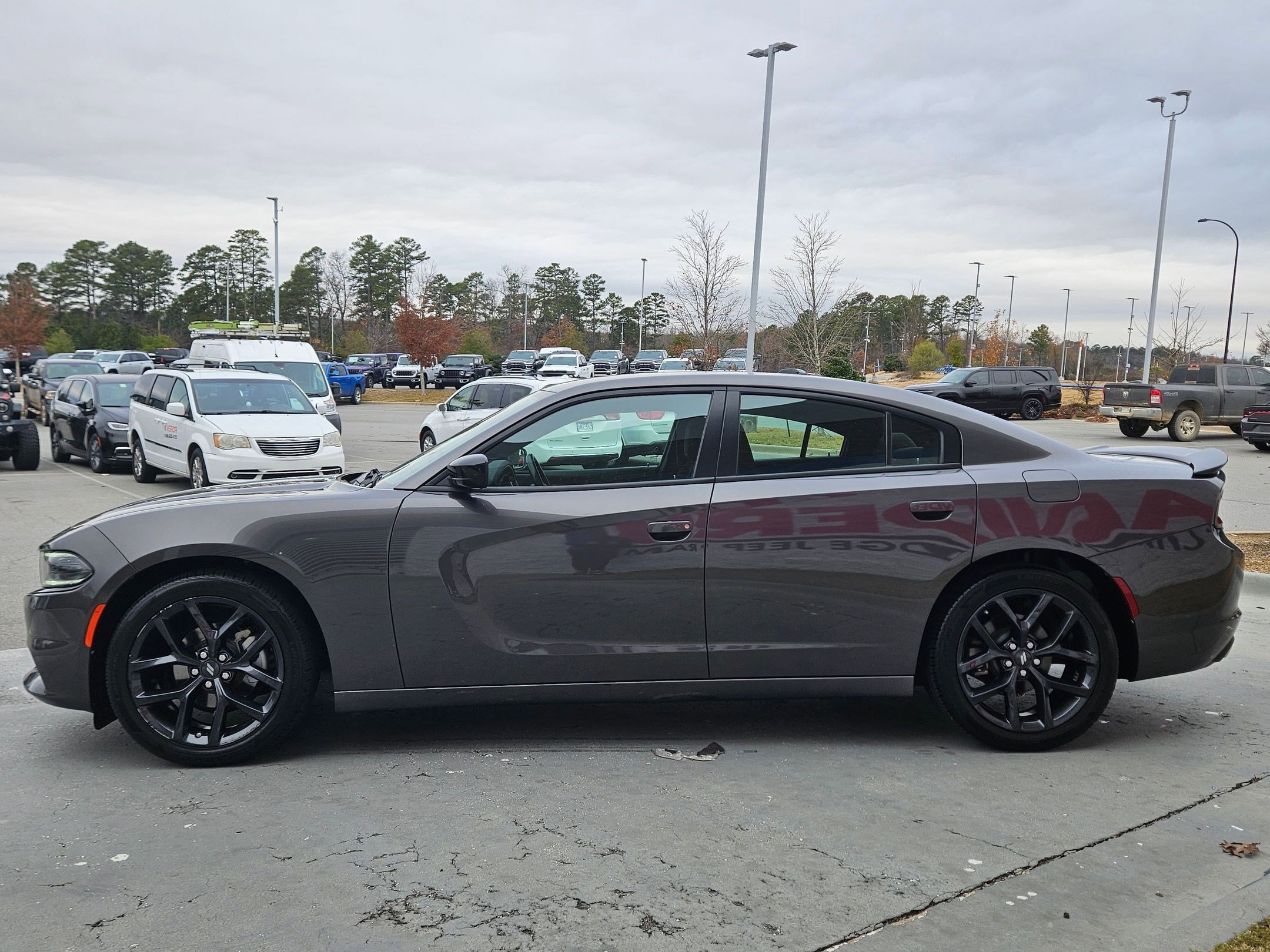 Used 2022 Dodge Charger SXT w/ Blacktop Package image 4