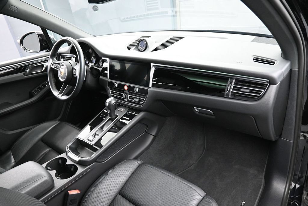 Certified 2024 Porsche Macan AWD/4WD image 30