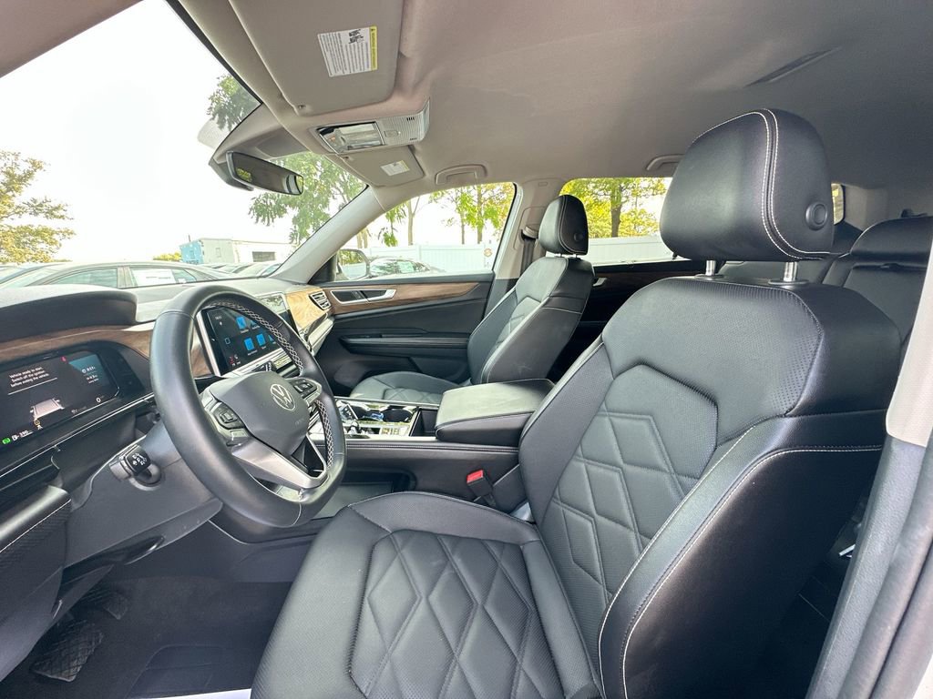Used 2025 Volkswagen Atlas SE image 39
