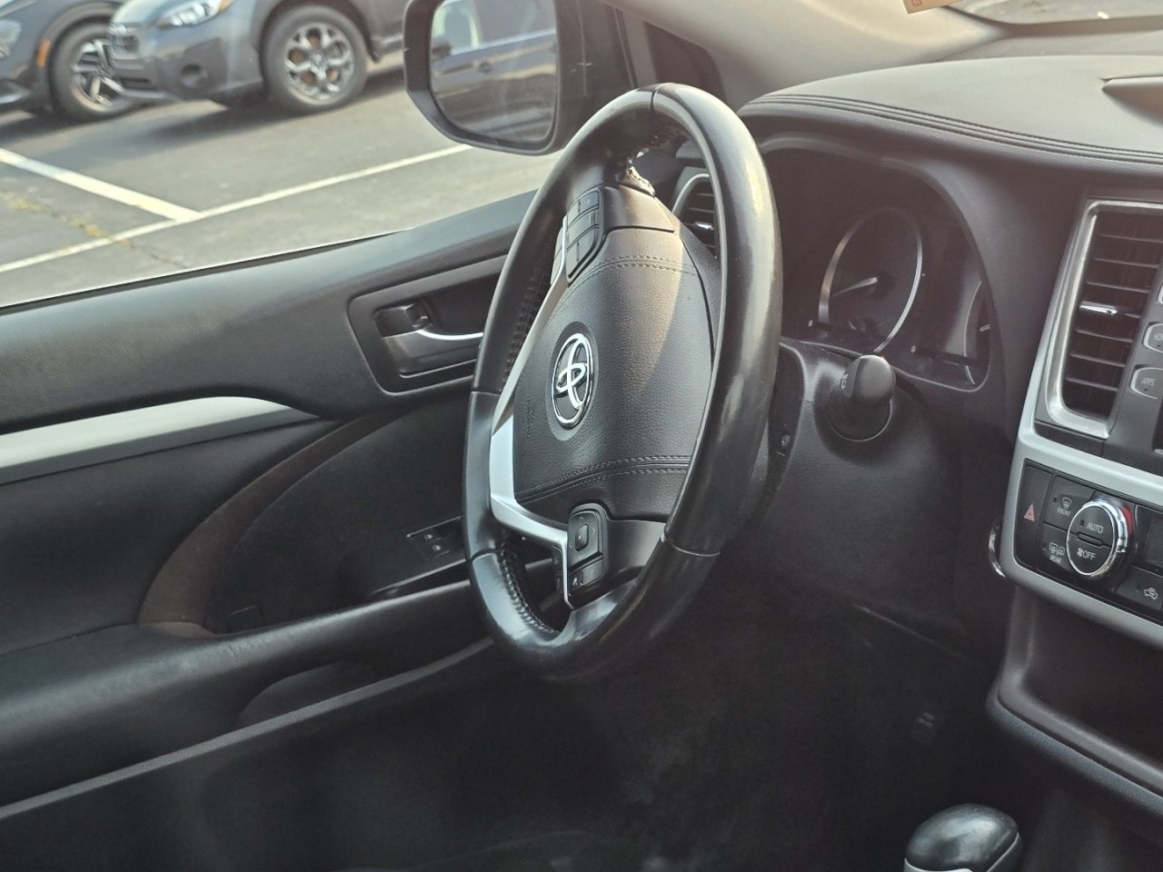 Used 2019 Toyota Highlander XLE FWD image 19