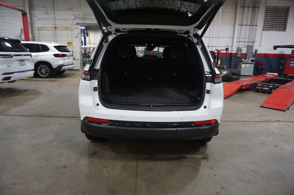 Used 2022 Jeep Grand Cherokee Altitude AWD/4WD image 15