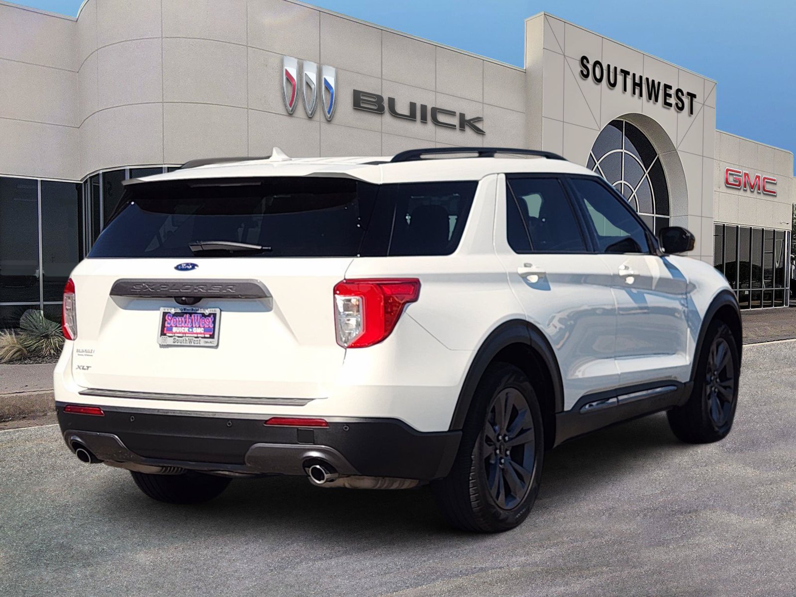 Used 2022 Ford Explorer XLT w/ Equipment Group 202A RWD image 5