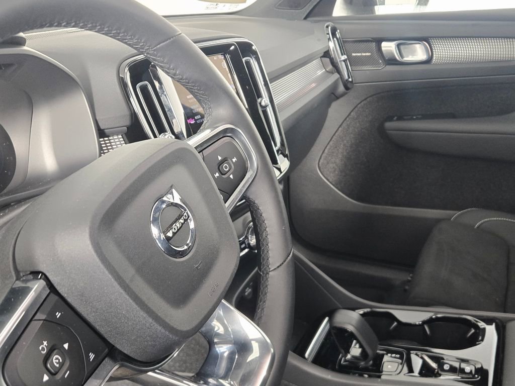 Certified 2023 Volvo XC40 B5 Ultimate w/ Climate Package image 18