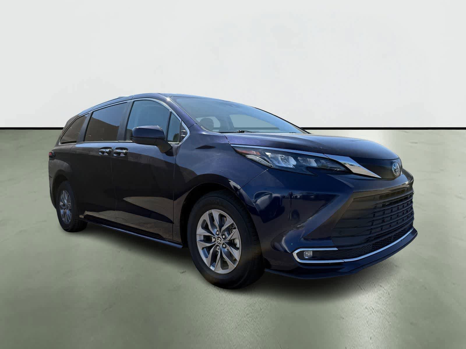 Used 2024 Toyota Sienna XLE FWD image 5