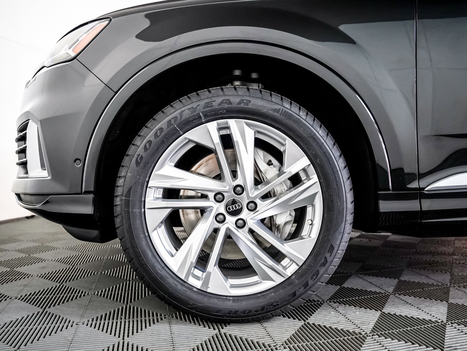 Used 2023 Audi Q7 2.0T Premium w/ Convenience Package image 6