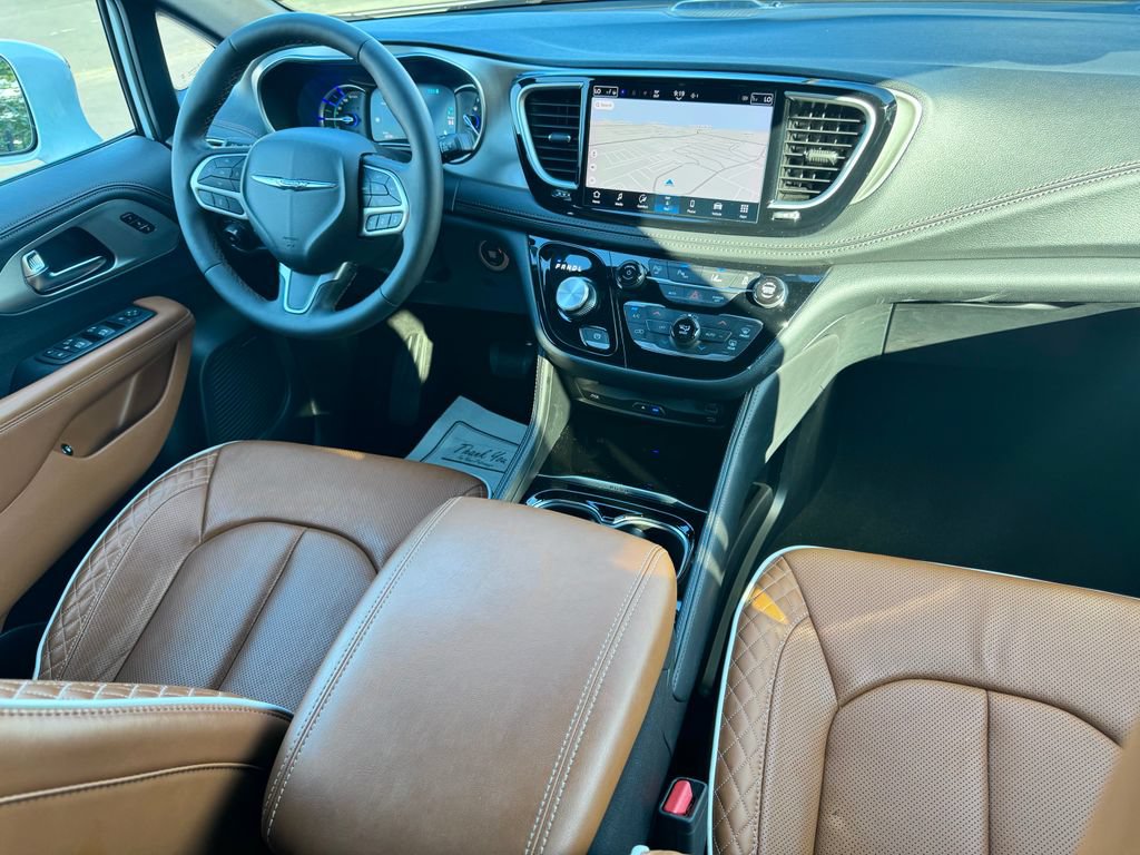 Used 2024 Chrysler Pacifica Pinnacle FWD image 12