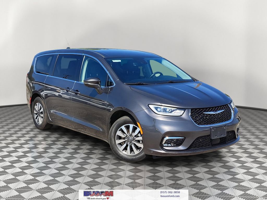 Used 2022 Chrysler Pacifica Touring-L w/ Uconnect Theater Family Group