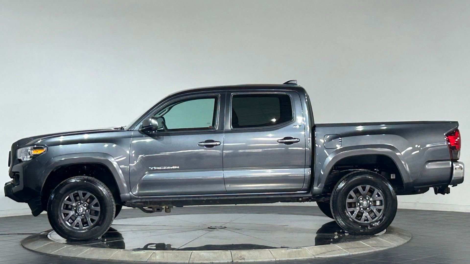 Used 2023 Toyota Tacoma SR5 AWD/4WD image 6