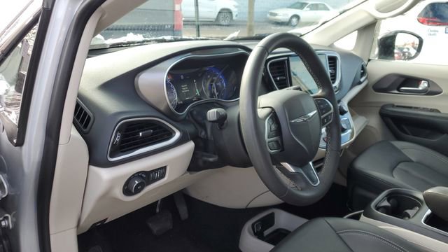 Certified 2024 Chrysler Pacifica Touring-L image 8
