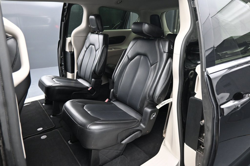 Used 2023 Chrysler Pacifica Touring-L FWD image 16