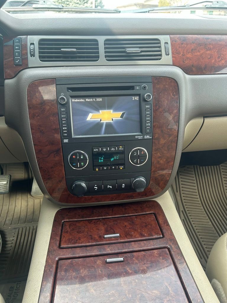 Used 2013 Chevrolet Avalanche LTZ image 17