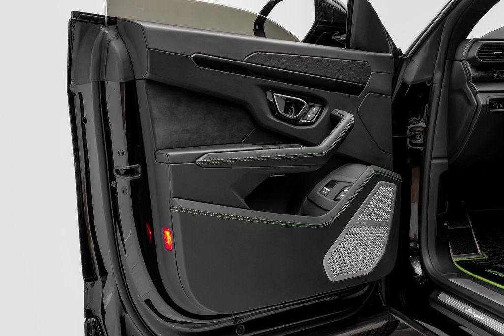 Used 2021 Lamborghini Urus image 21