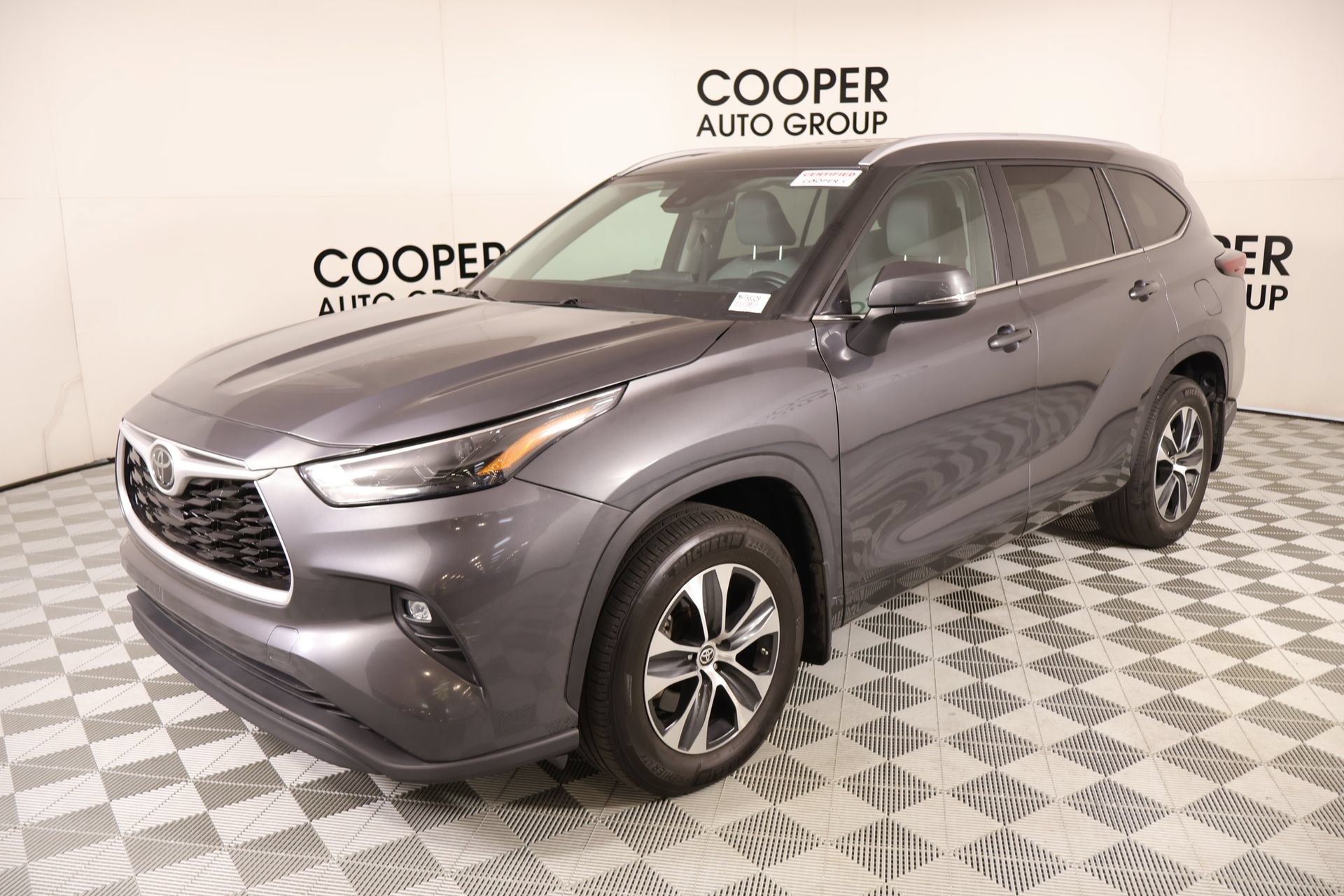 Used 2024 Toyota Highlander XLE AWD/4WD image 10