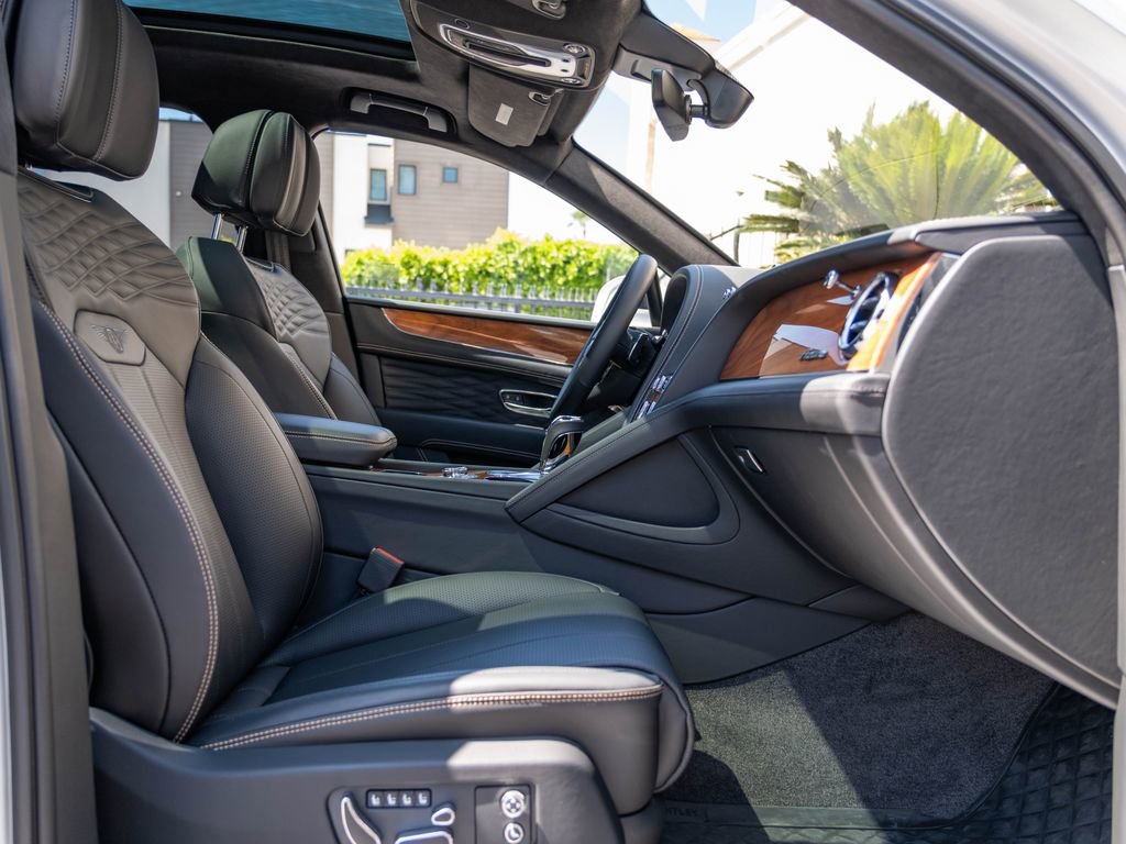 Used 2024 Bentley Bentayga image 12