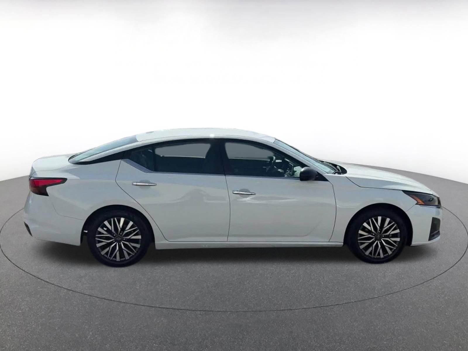 Used 2025 Nissan Altima 2.5 SV image 16