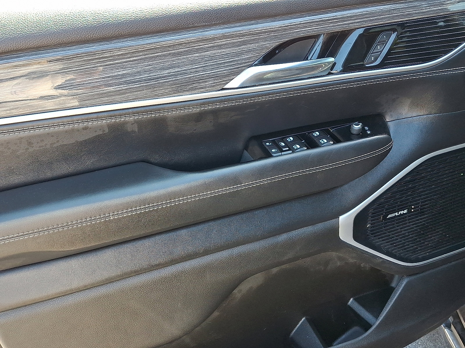Certified 2022 Jeep Wagoneer Series II AWD/4WD image 12