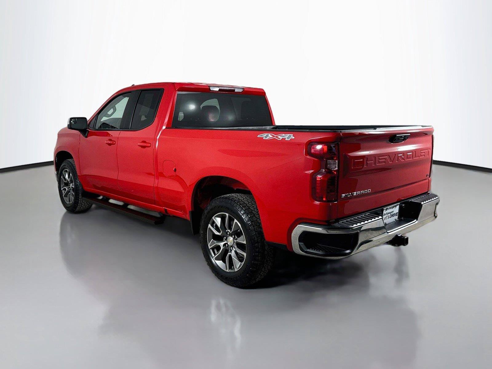 Used 2024 Chevrolet Silverado 1500 LT AWD/4WD image 7