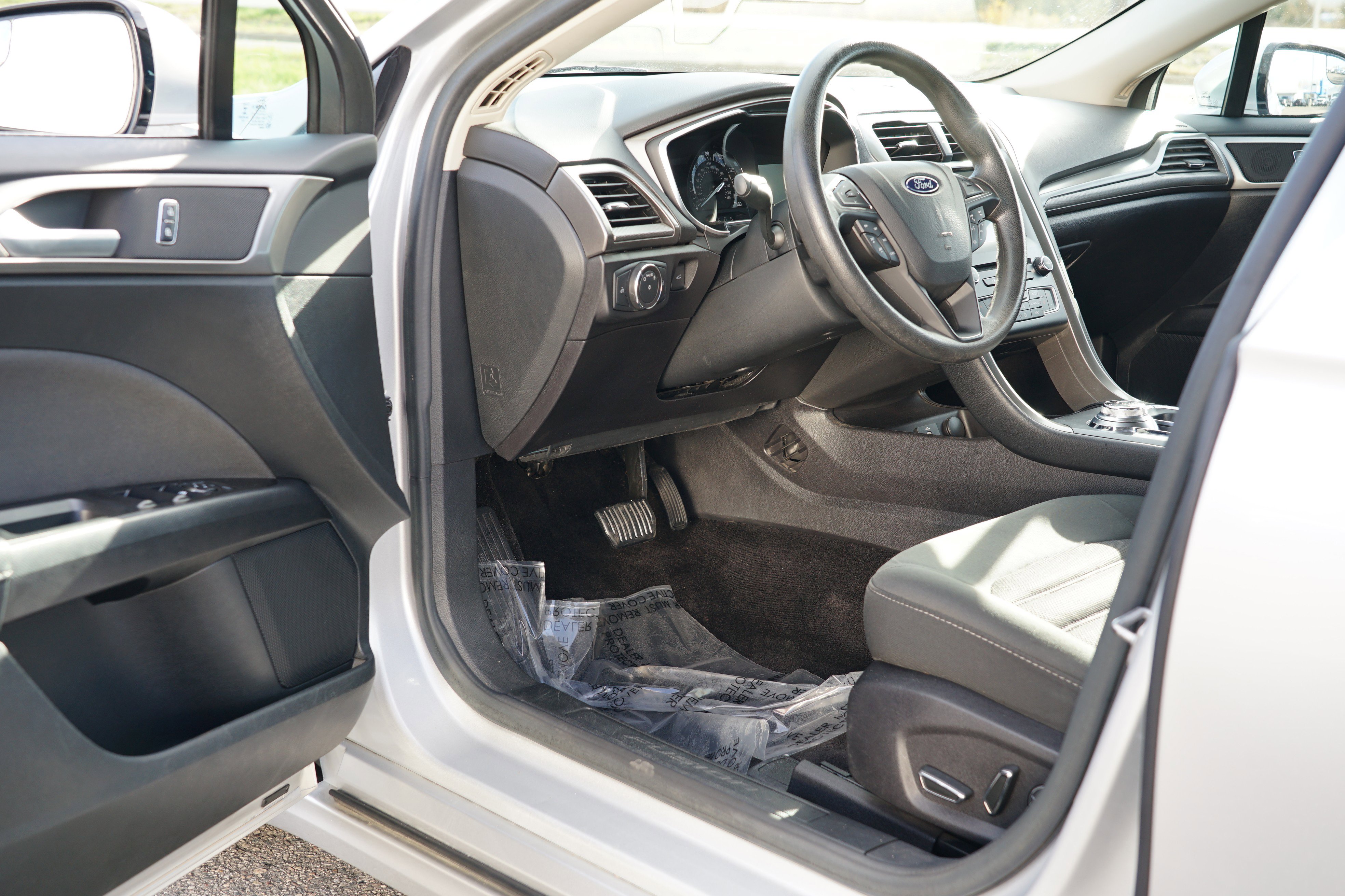 Used 2017 Ford Fusion SE w/ Fusion SE Technology Package image 15