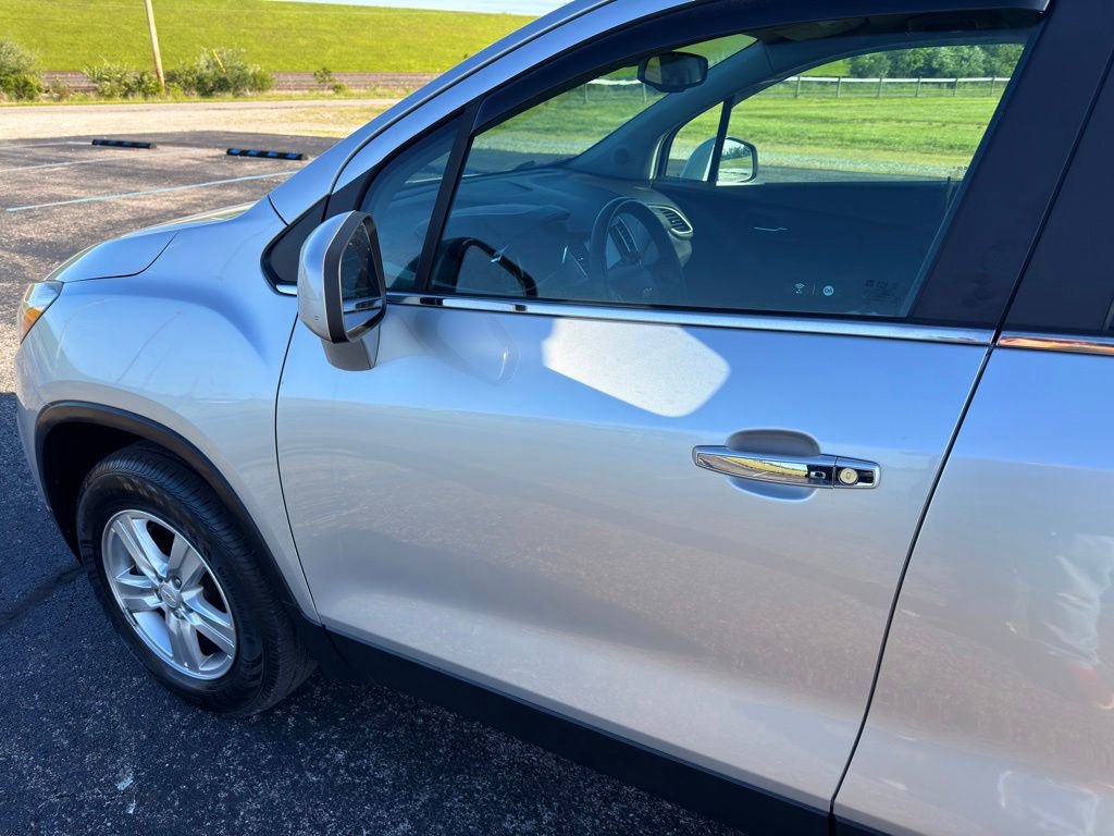Used 2020 Chevrolet Trax LT w/ LT Convenience Package AWD/4WD image 12
