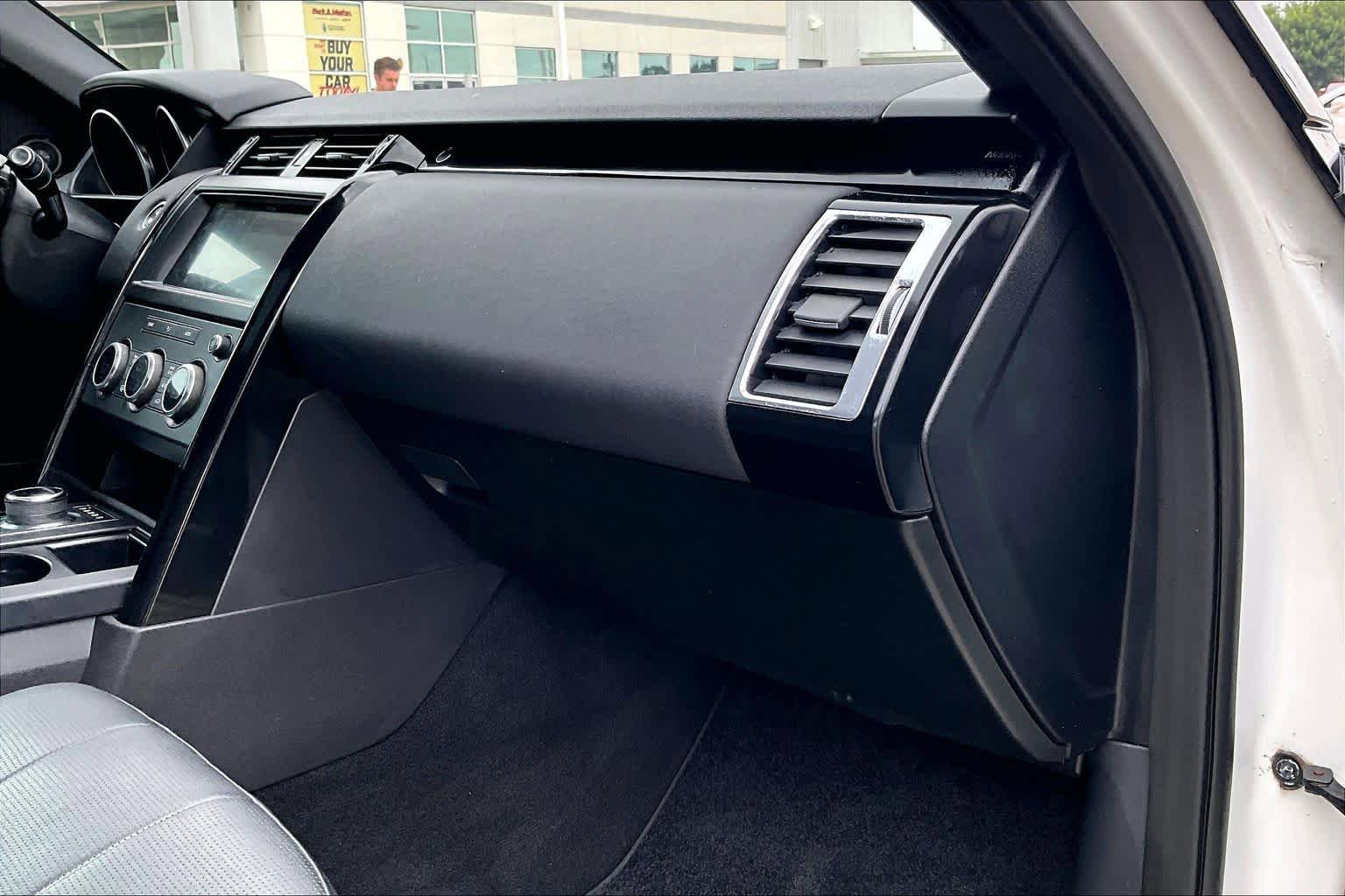 Used 2019 Land Rover Discovery SE AWD/4WD image 17
