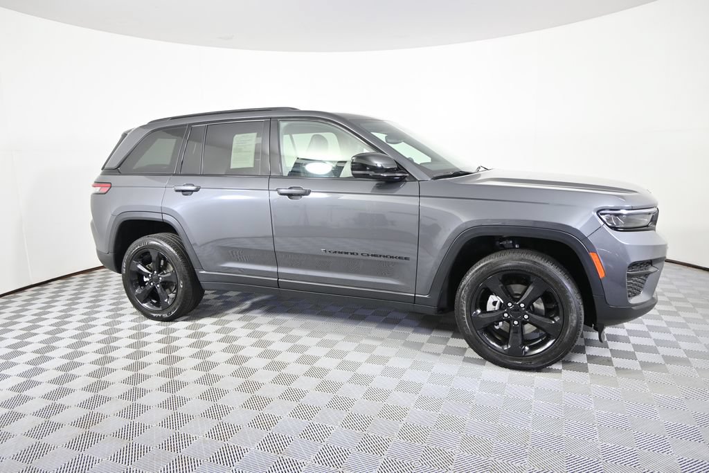 Used 2023 Jeep Grand Cherokee Altitude AWD/4WD image 8