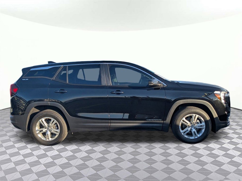 Used 2024 GMC Terrain SLE image 2