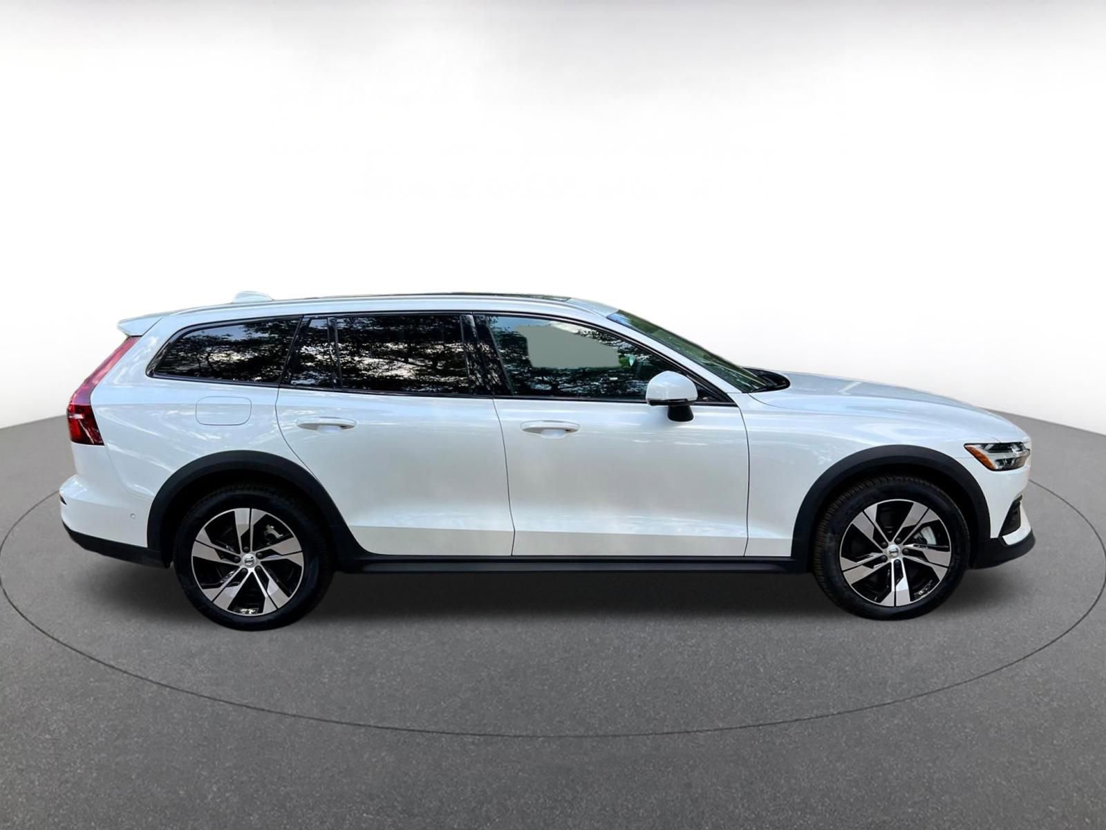 Used 2025 Volvo V60 B5 Cross Country Plus image 8