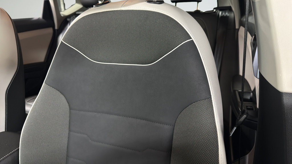 Certified 2025 Volkswagen Taos SE image 18