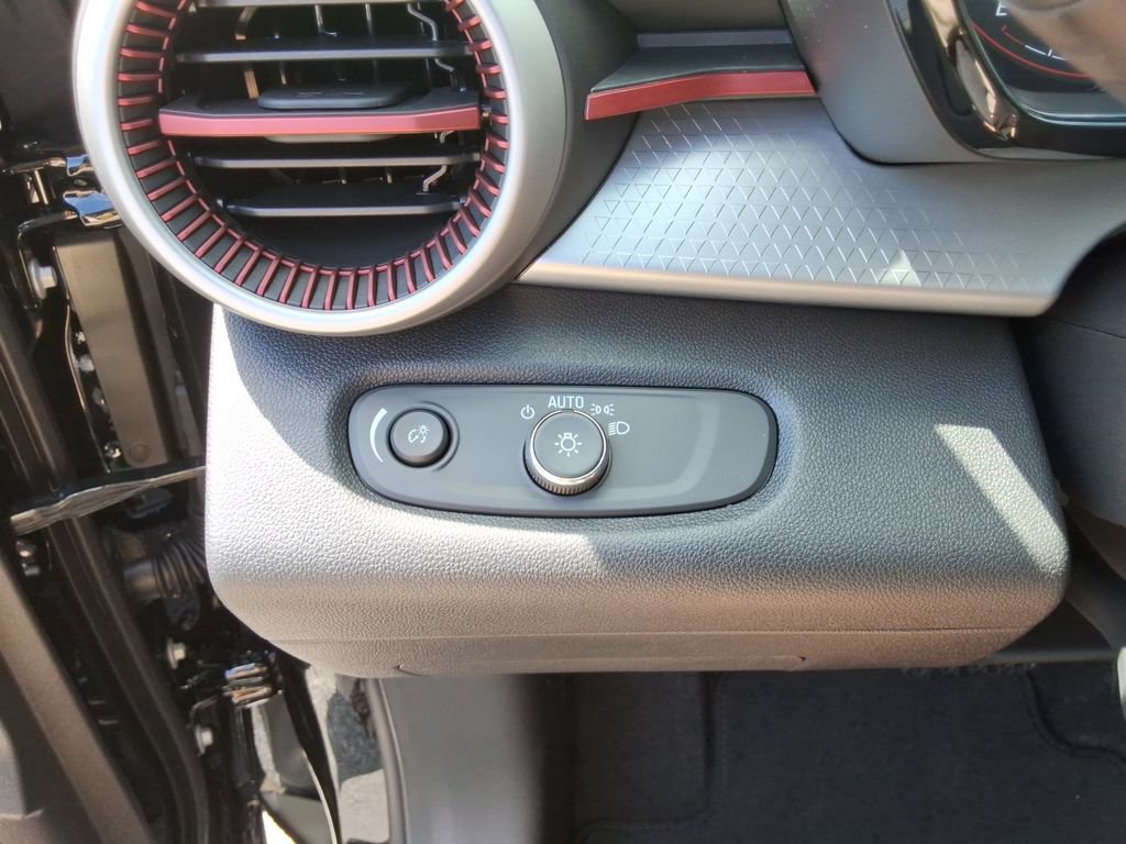 New 2026 Chevrolet Trax RS w/ Sunroof Package FWD image 34