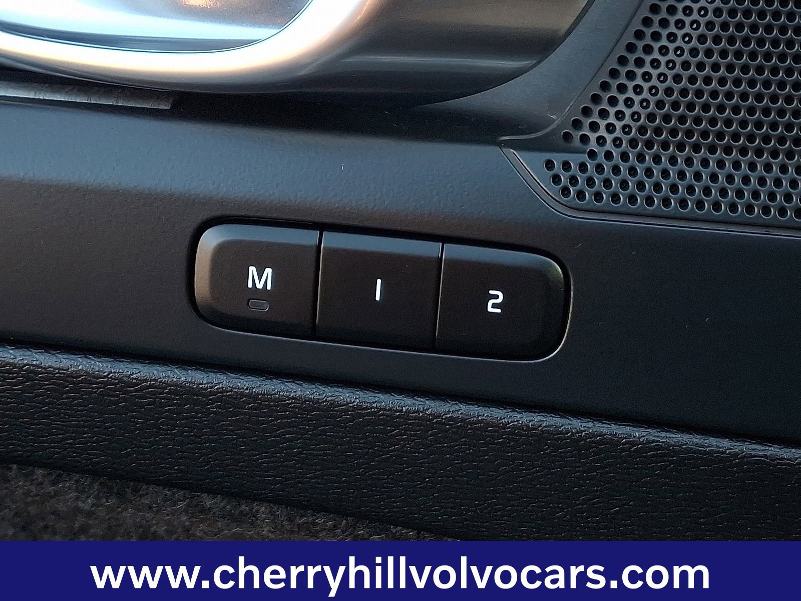 Certified 2025 Volvo XC40 B5 Plus image 28