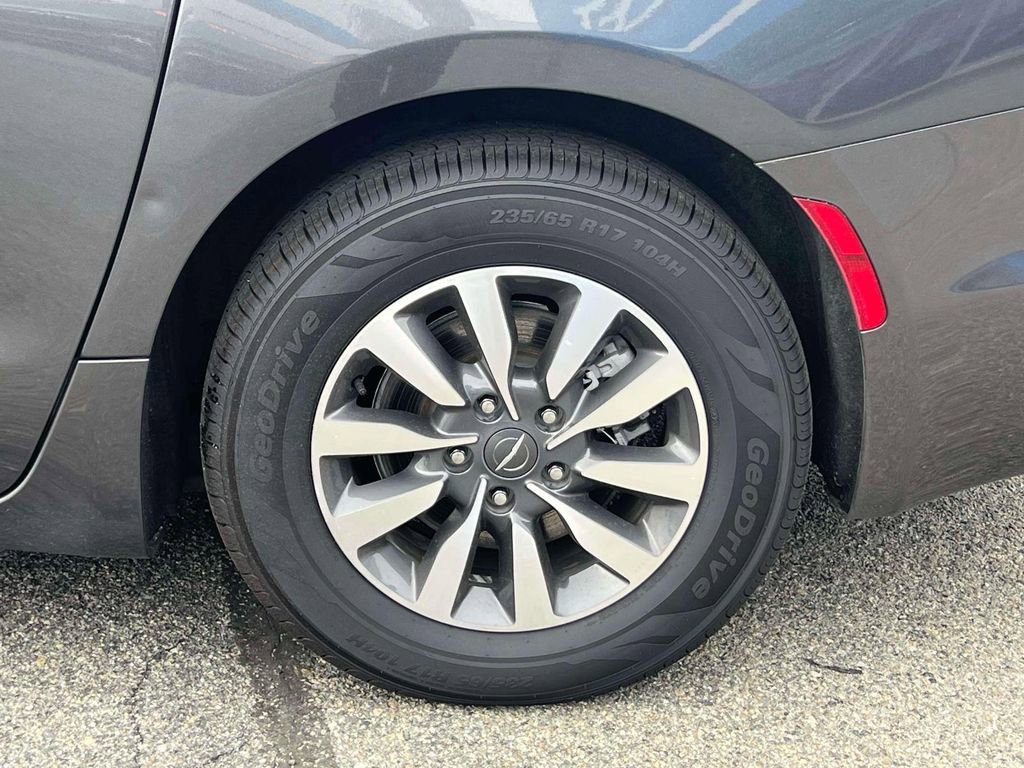 Used 2022 Chrysler Pacifica Touring-L FWD image 9