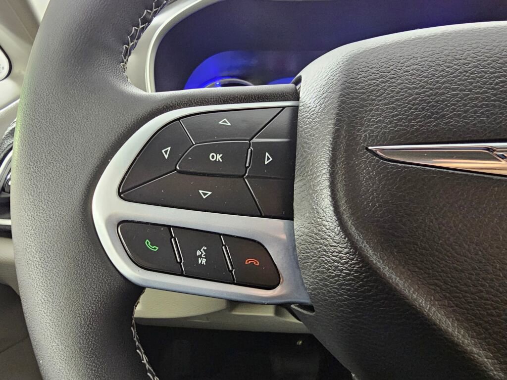 Used 2022 Chrysler Pacifica Touring-L image 22