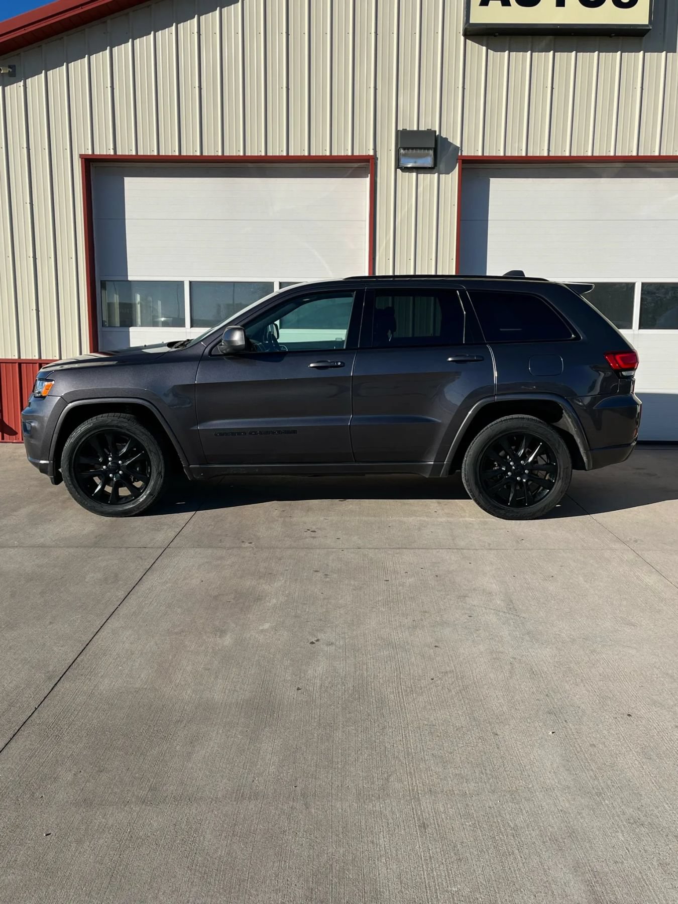 Used 2018 Jeep Grand Cherokee Altitude AWD/4WD image 20