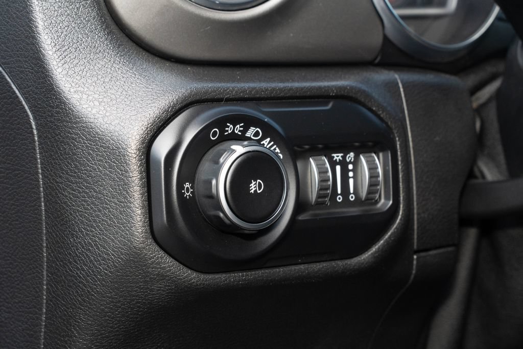 Used 2020 Jeep Wrangler Unlimited Sahara AWD/4WD image 27