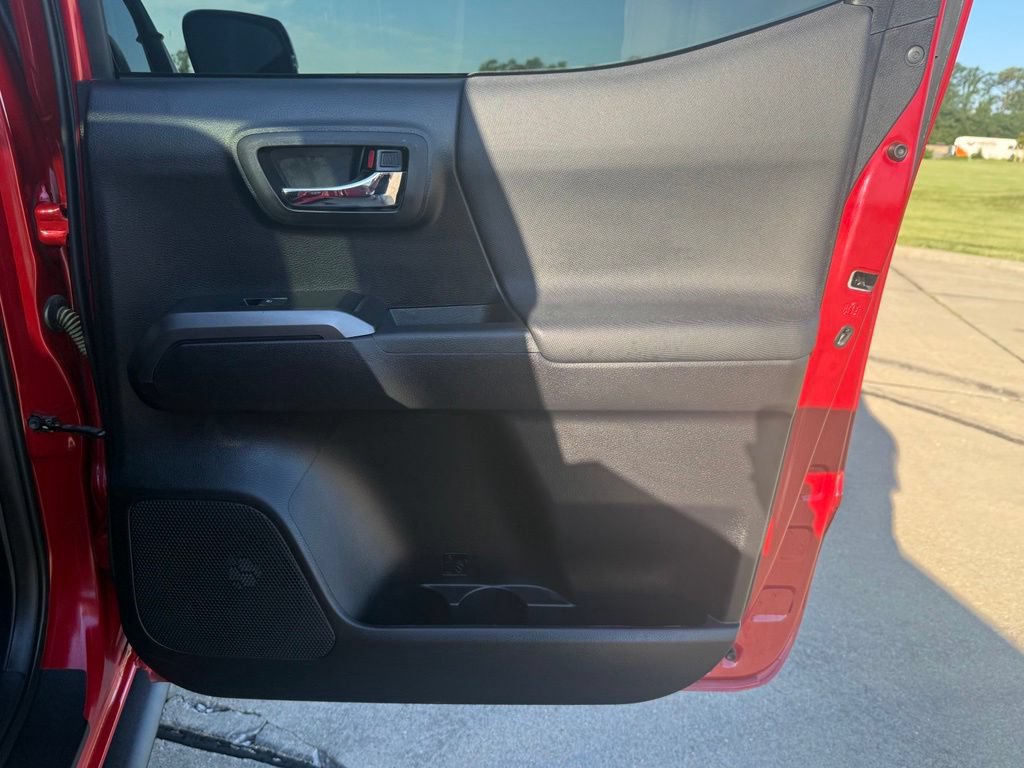 Used 2020 Toyota Tacoma TRD Off-Road w/ TRD Premium Off Road Package AWD/4WD image 13